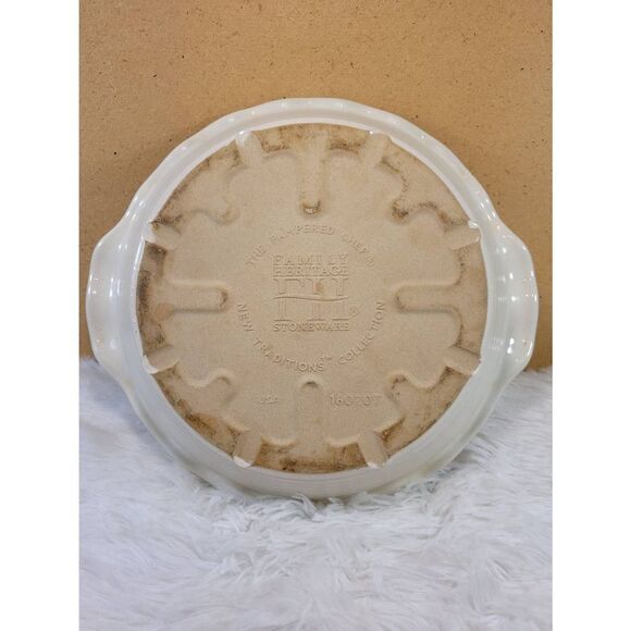 Pampered Chef Vanilla Stoneware Scalloped Pie Plate - Picture 2 of 6